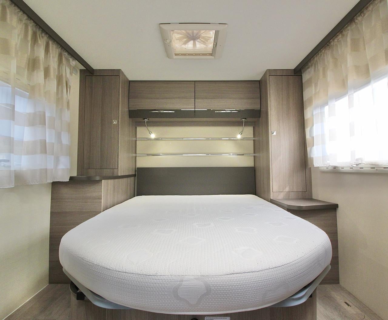 Challenger Genesis 288EB (Queensbed + Hefbed, Als nieuw!!!)