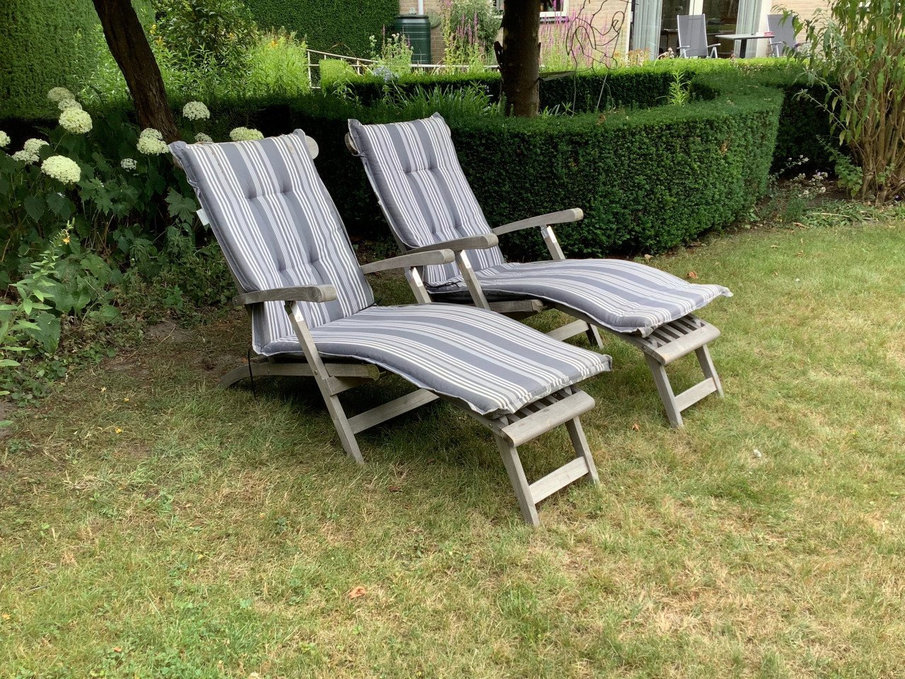 2 ligstoelen tuinstoelen deckchairs teak met gratis kussens