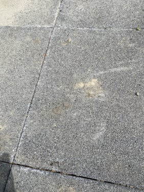 Gratis af te halen 30 betontegels 50 x 50 x 5 cm.