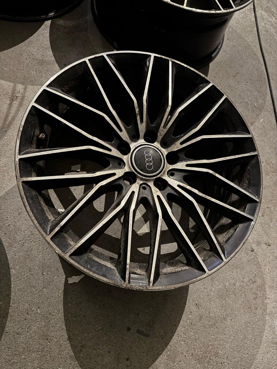 Audi lichtmetalen velgen – set van 4 – opknapper – 1 velg haarscheurtje