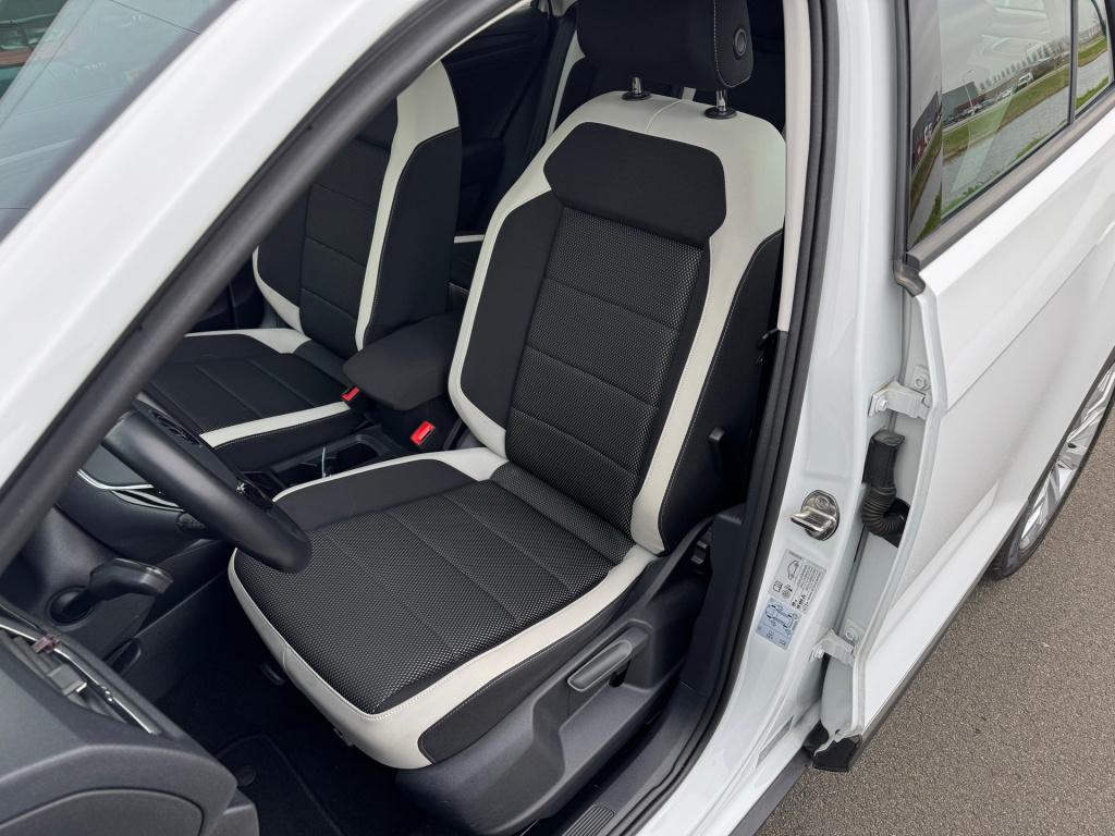 Volkswagen T-roc 1.5 tsi sport automaat ,trekhaak , apple-carplay ,