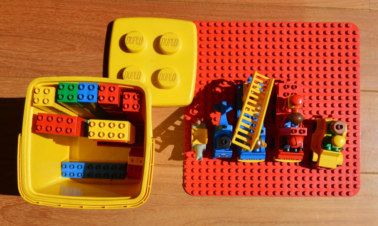 Duplo emmer set (1544) + bouwplaat + voertuigen + poppetjes
