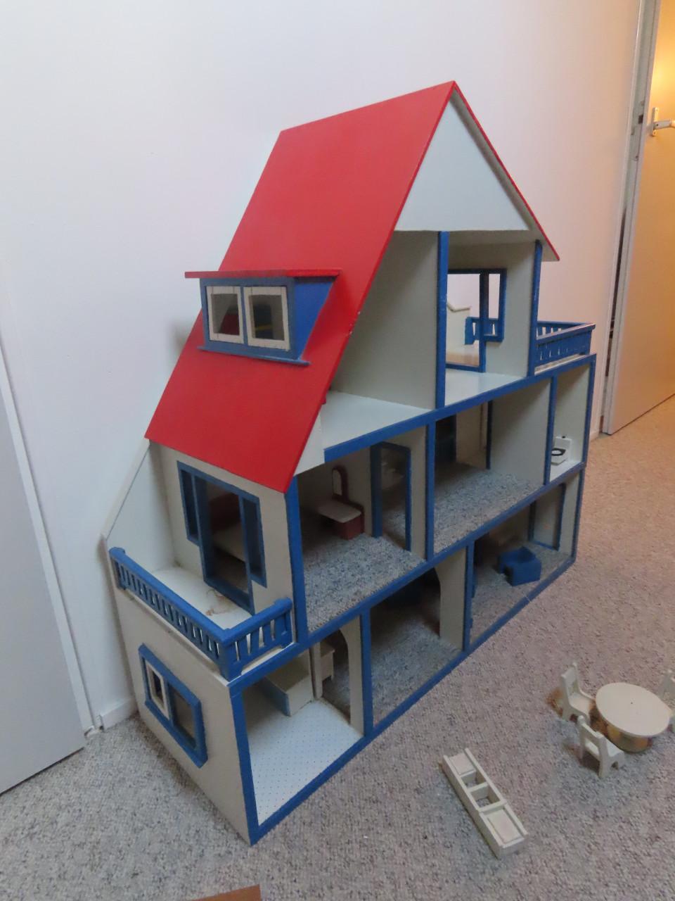 Houten poppenhuis incl meubeltjes