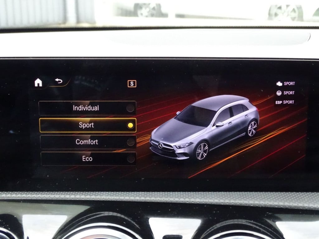 Mercedes-Benz A-Klasse 180 business solution amg | pano | led | el trekhaak