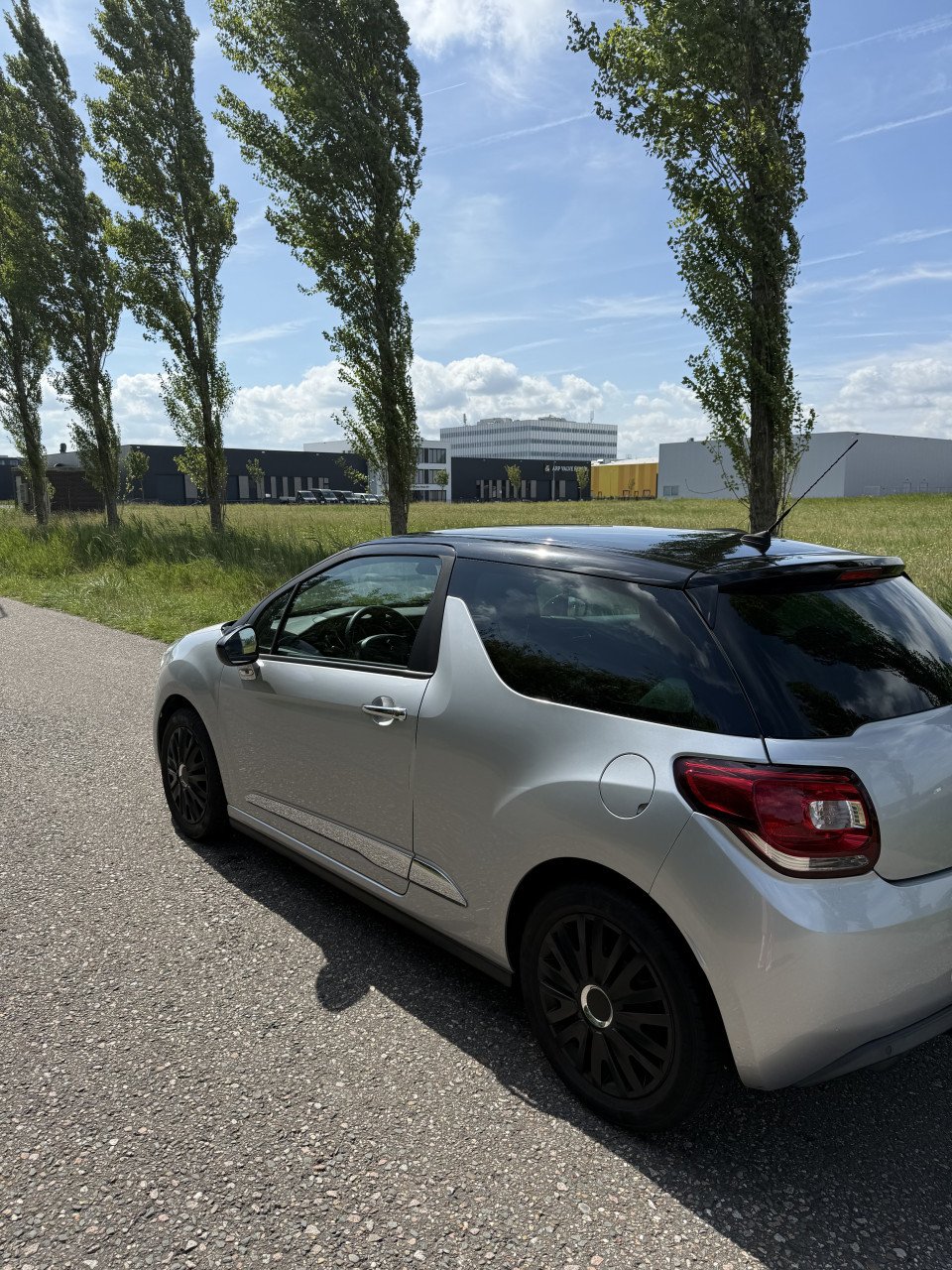 DS3 – 2015 – Zilver/Zwart – Goed onderhouden + extra set banden!
