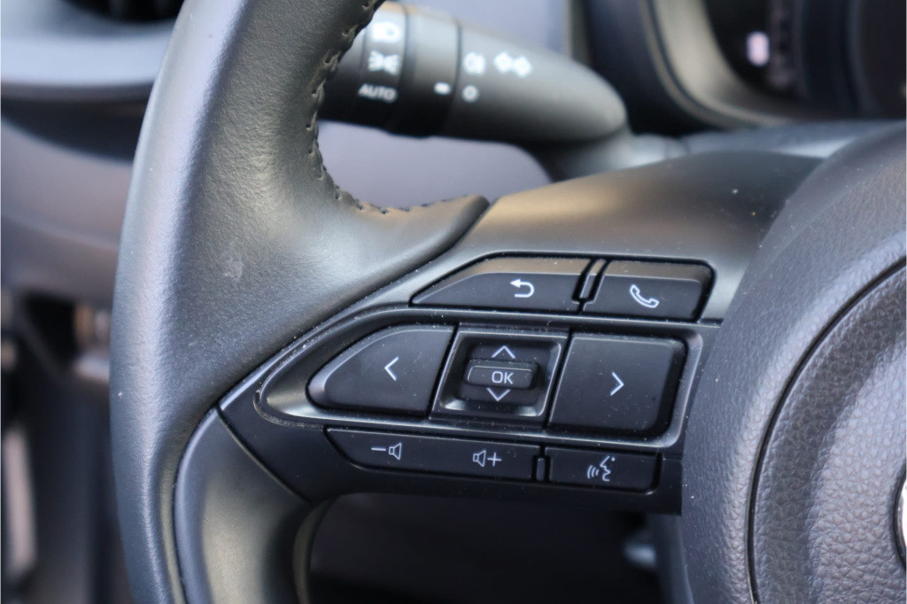 Toyota Aygo x 1.0 vvt-i mt play i achteruitrij camera i acc i airco i apple