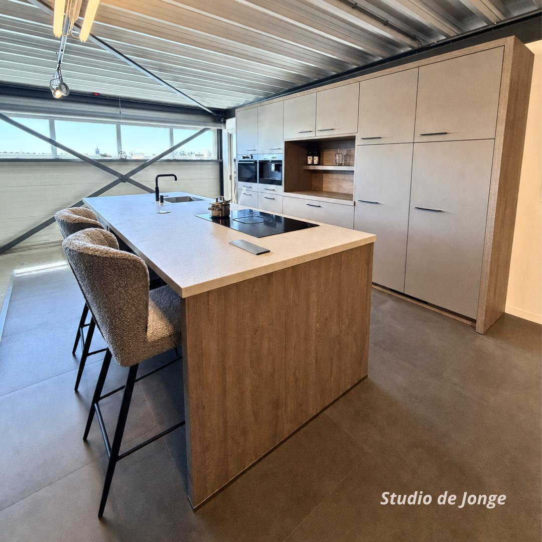 Luxe showroomkeuken met kookeiland