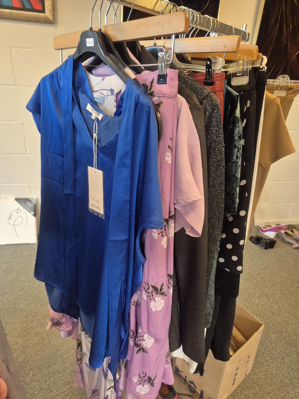 Partij nieuwe dameskleding