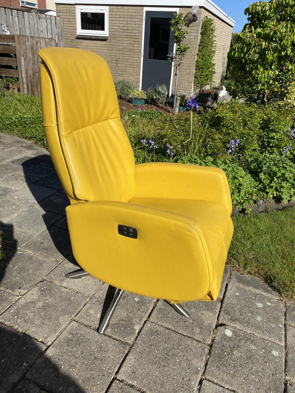 Sta-op stoel met 2 motoren en lederen bekleding. Opbrengst naar: Rode Kruis