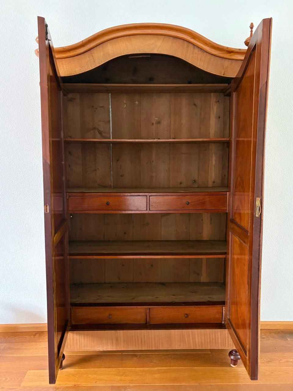 Antieke kast (planken en lades)