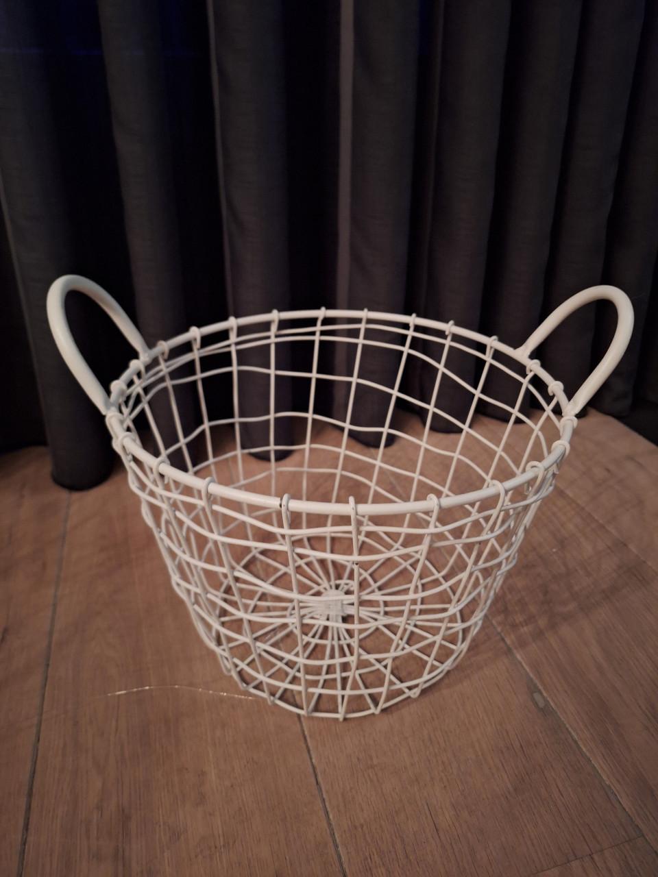 4 mooie witte draadmanden