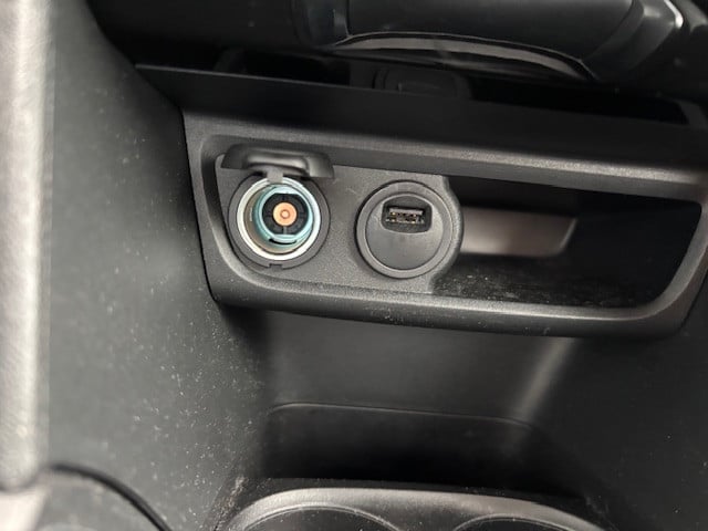 Peugeot 208 blue l. allure 1.2 pt-82pk | navigatie & bluetooth & applecarpl