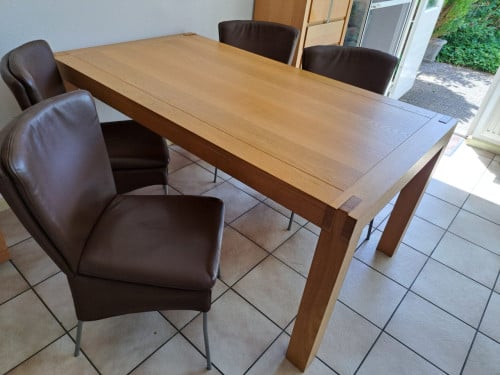 Te koop grote eettafel,en 4 leren stoelen