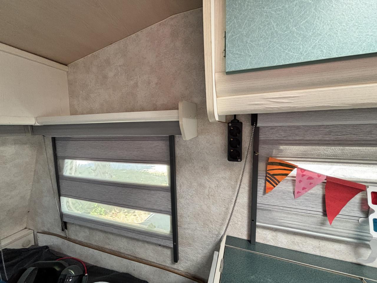Lichtgewicht caravan, stapelbed, luifel en voortent