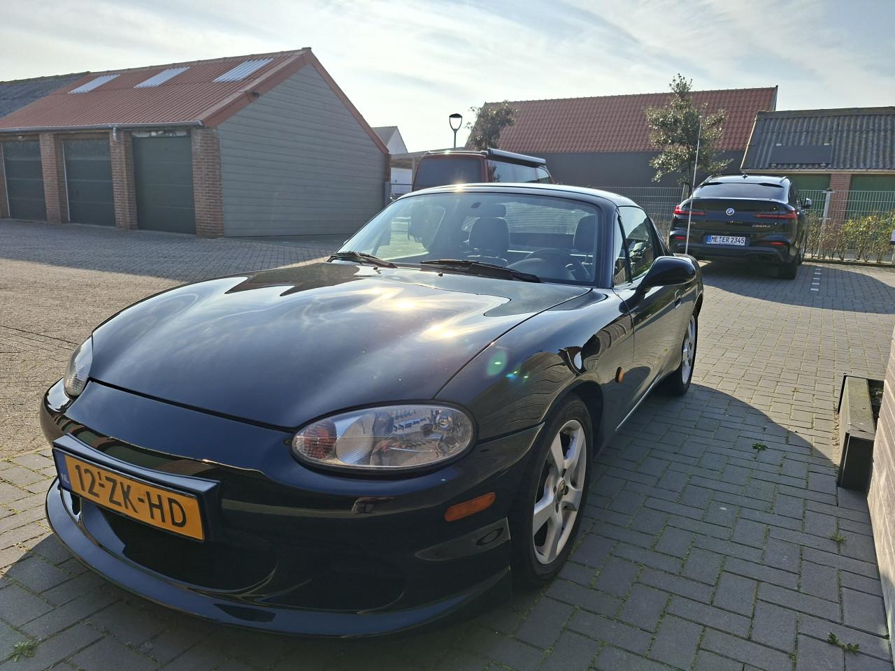 Zwarte Mazda MX-5 (2000) – Softtop en Hardtop – APK tot sept!