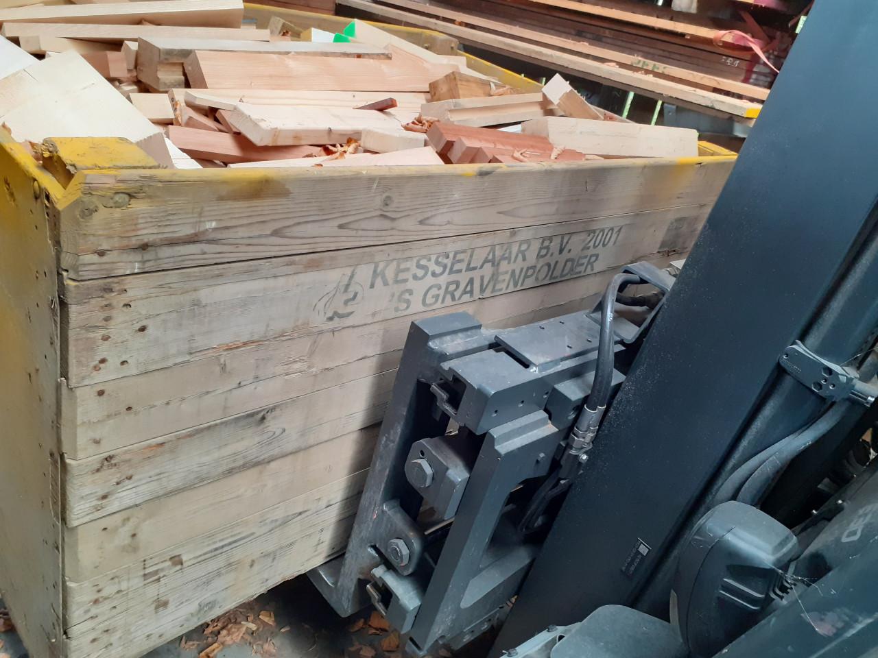 Grote kist droog kachelhout voor 20 euro