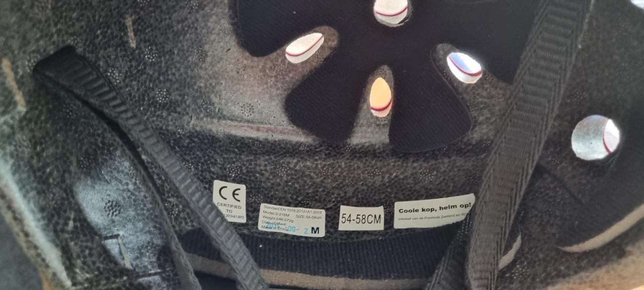 NAAR SCHOOL… FIETSHELM OP