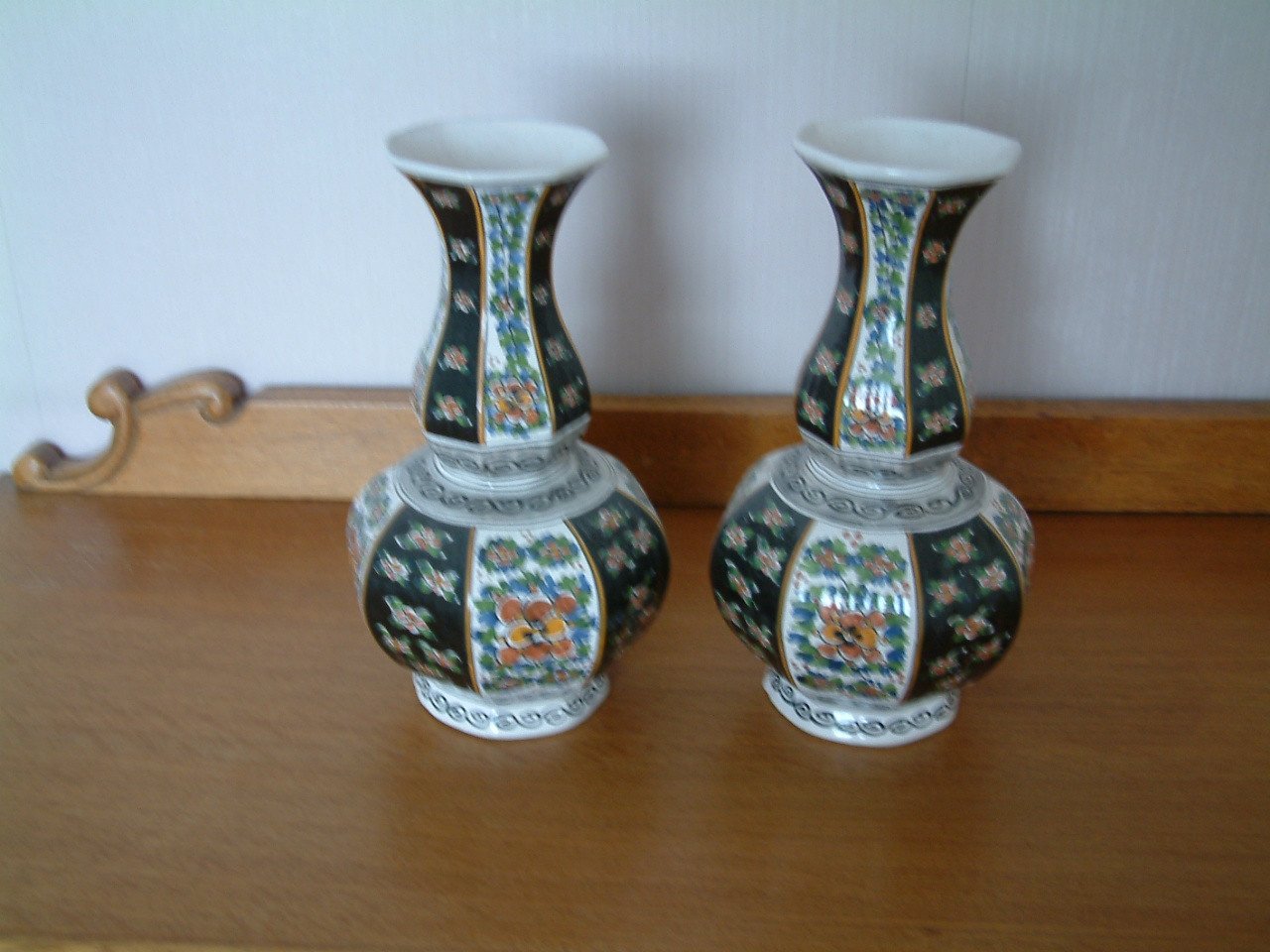 2 makkum vazen en makkum bord  geen schade of wat ook