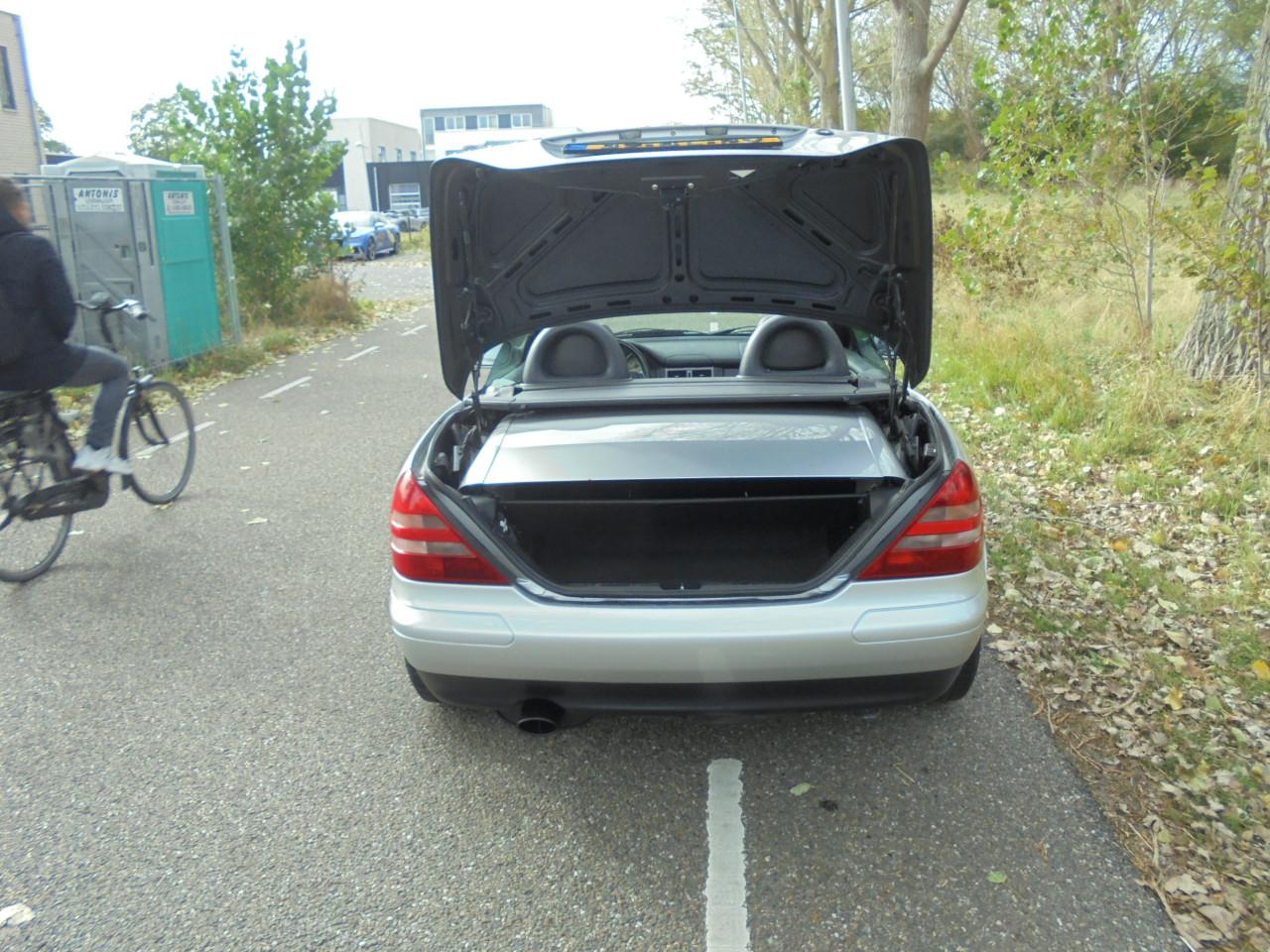 SLK 230 Compressor in nette conditie 139.908 Km Aflevering met vol jaar Apk