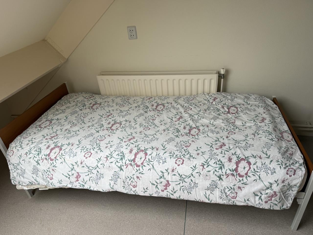 1 persoons Standaard bed. Goed matras en Spiraal.