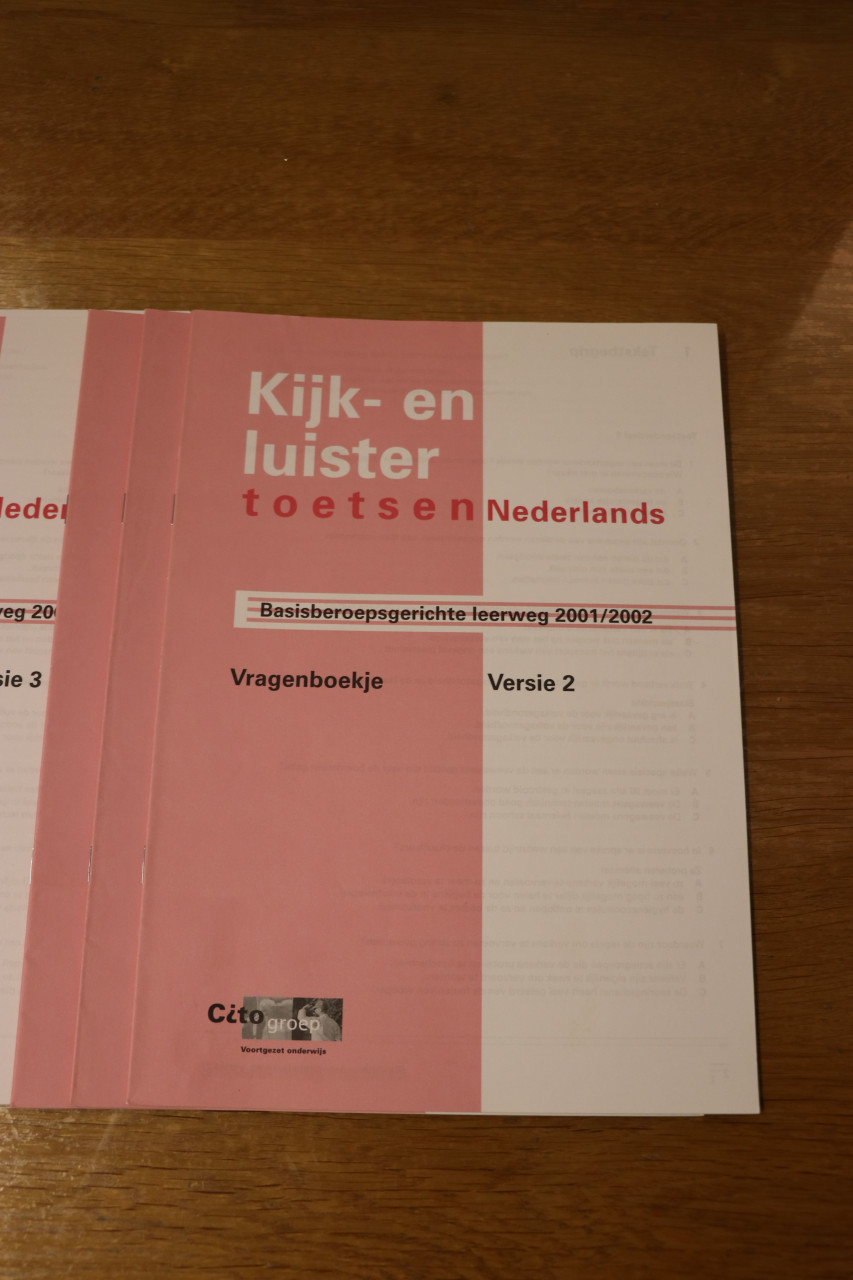 Kijk- en luistertoets Nederland Basisberoepsgerichte leerweg 2001/2002
