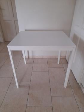 Witte tafel (uit trek baar)  70 x 80 (in goede nette staat)