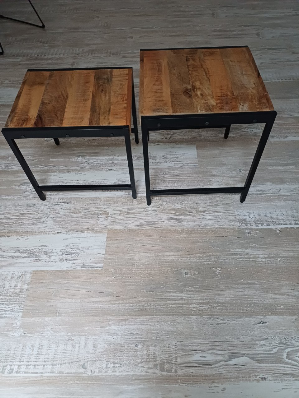 2 bijzettafels