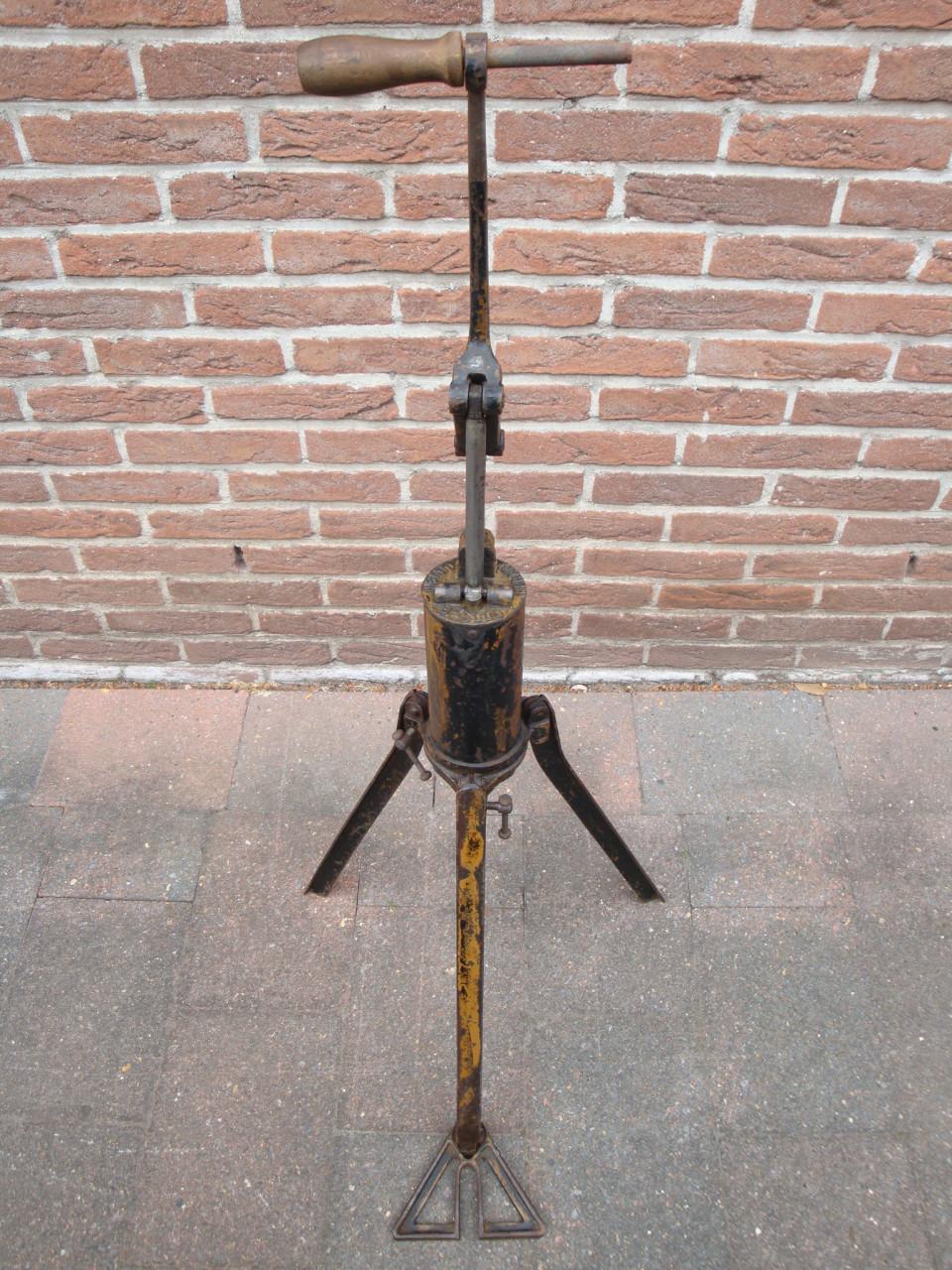 ANTIEKE BANDENPOMP -VIVIEN & PERCIN-  ca. 1930.