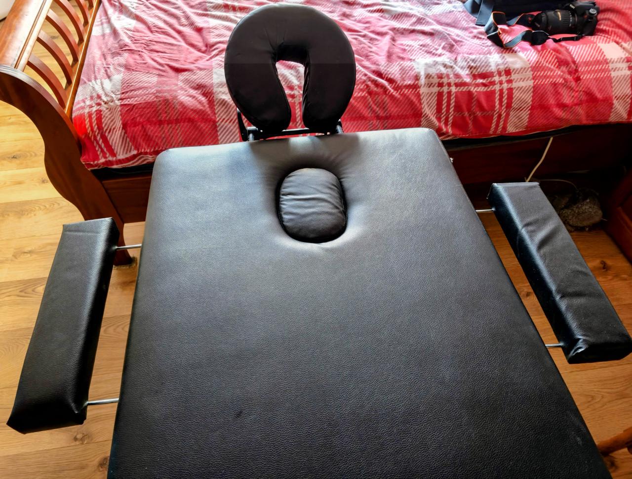 Te koop aangeboden draagbare uitklapbare massagetafel.