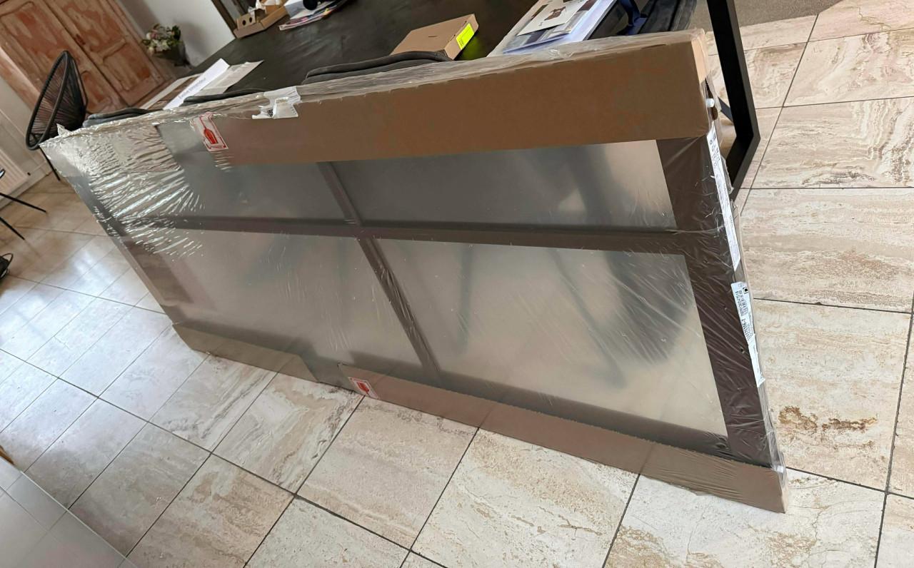 Glazen binnendeur met kleine beschadiging