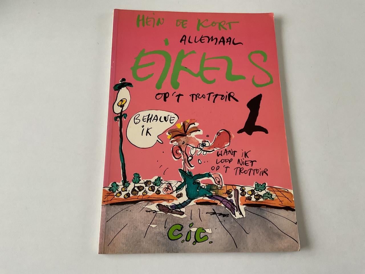 Hein de Kort.  Eikels, stom, stom, laat ik mijn brommer buiten staan. Etc.