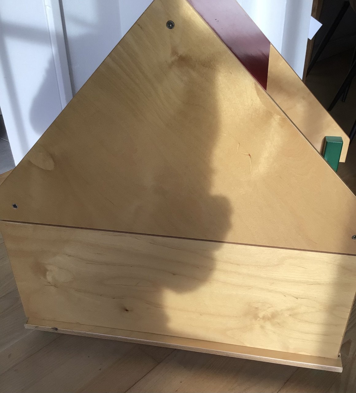 Houten poppenhuis met meubeltjes