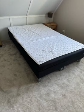 Tweepersoons boxspring 140 x 220 met beddengoed