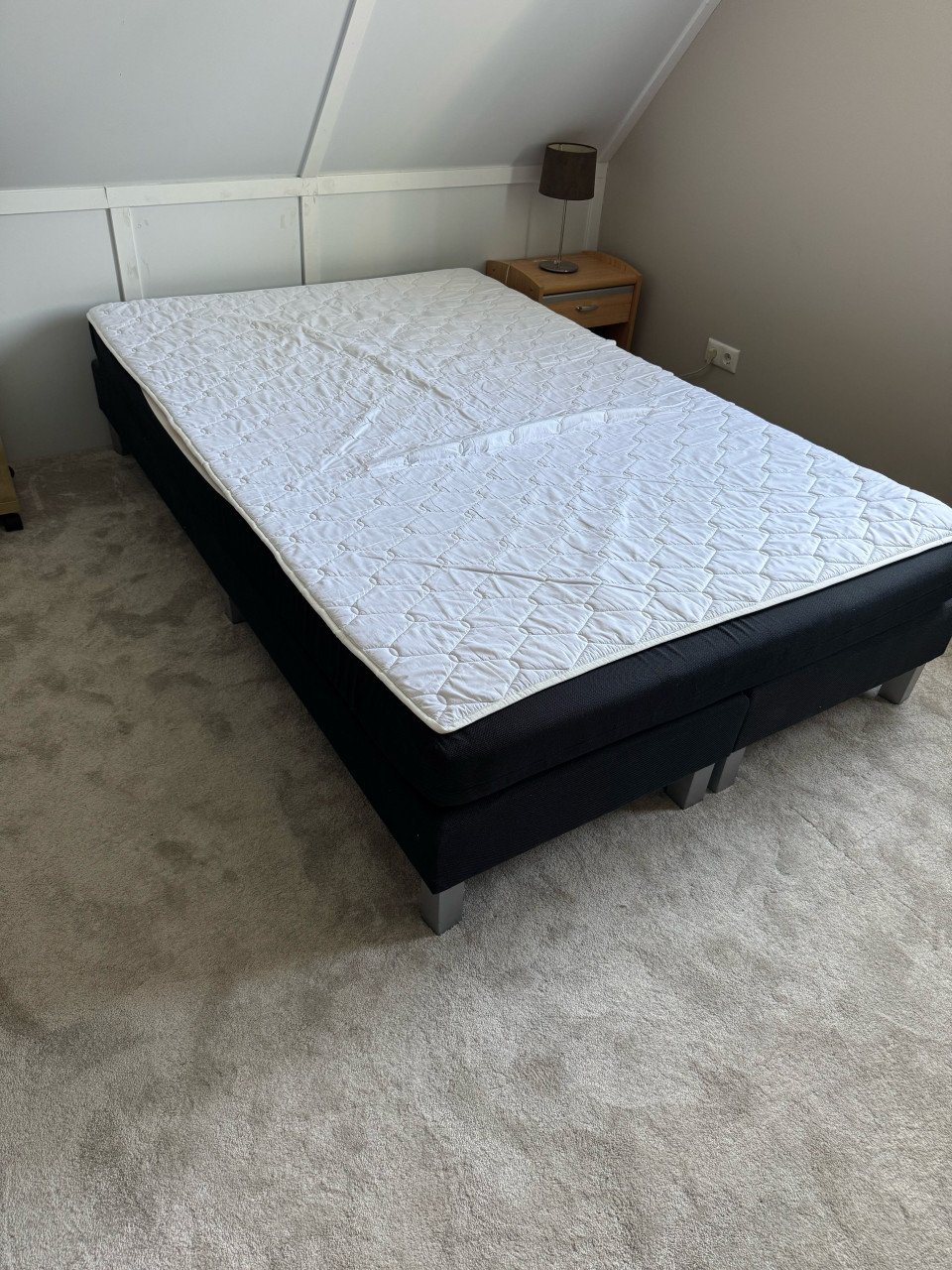 Tweepersoons boxspring 140 x 220 met beddengoed
