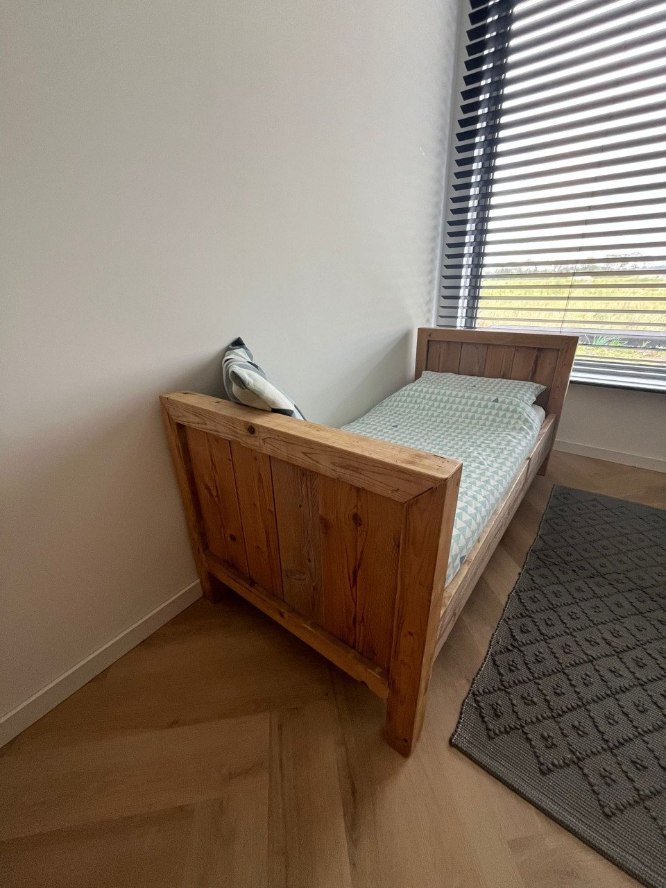 Peuterbed / kleuterbed van steigerhout