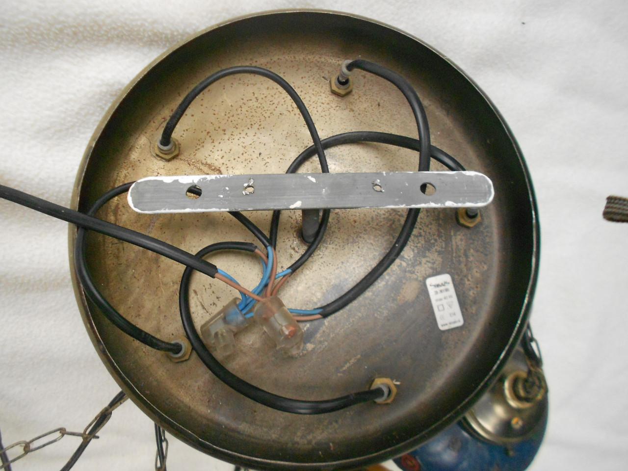Vintage hanglamp met vijf glazen gekleurde bollen.