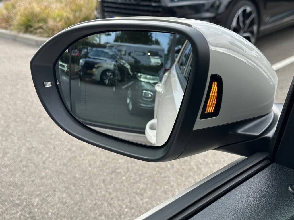Volkswagen T-roc 1.5 tsi 150pk dsg r-line | camera | keyless | elek. achter