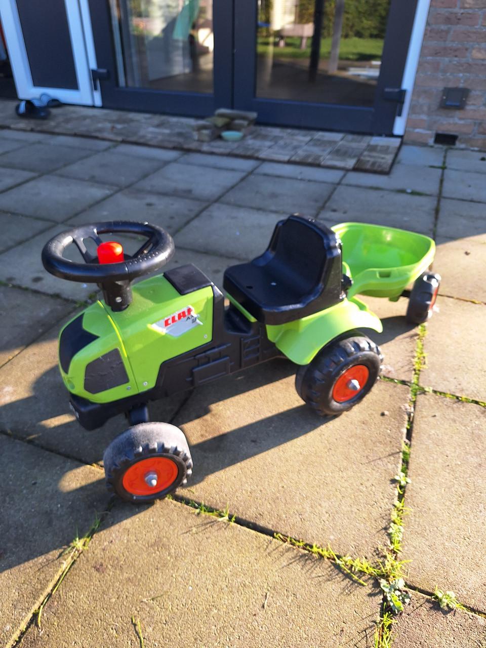 Claas looptractor met aanhanger