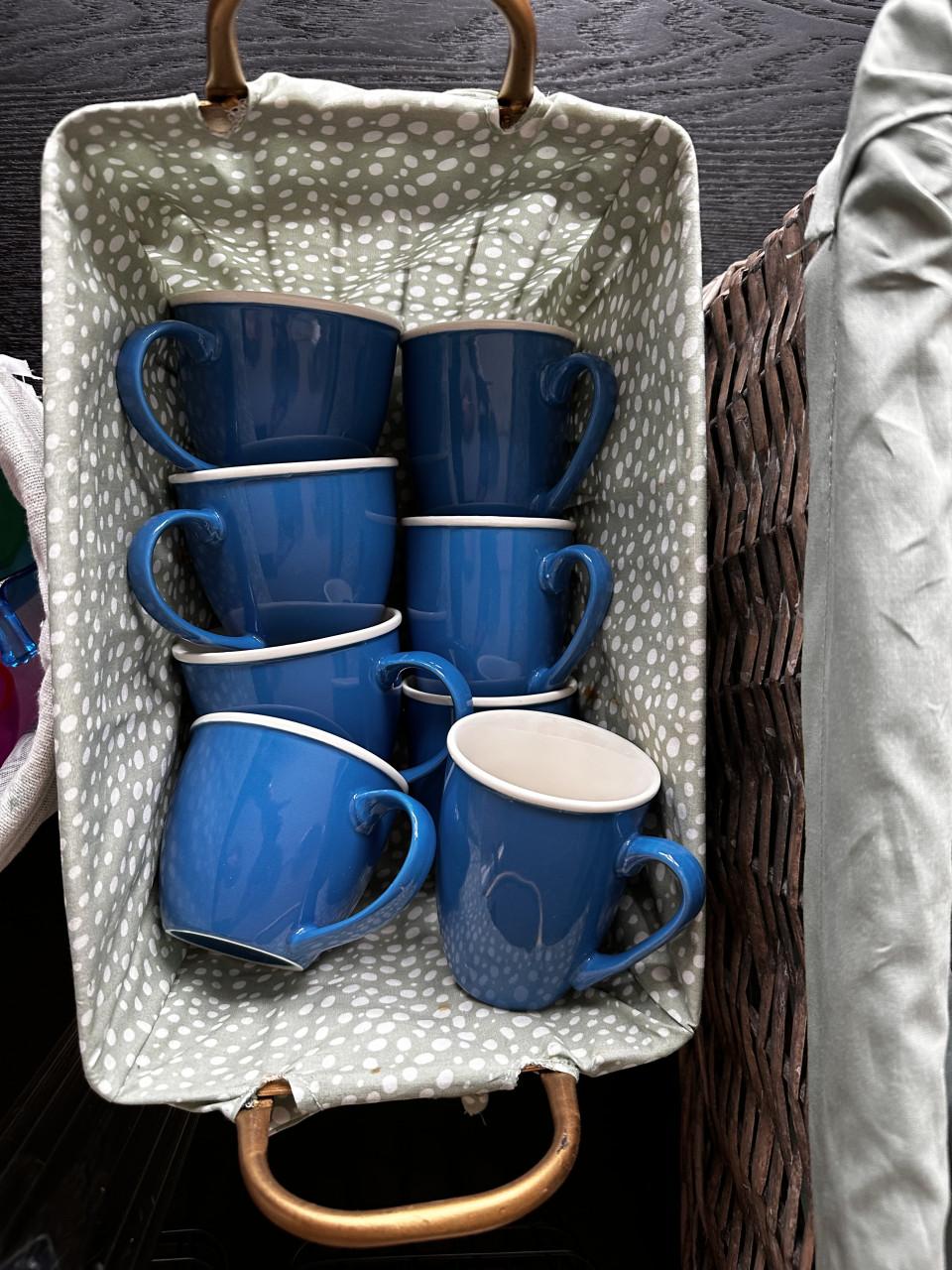 Rieten mand met gebruiksvoorwerpen.