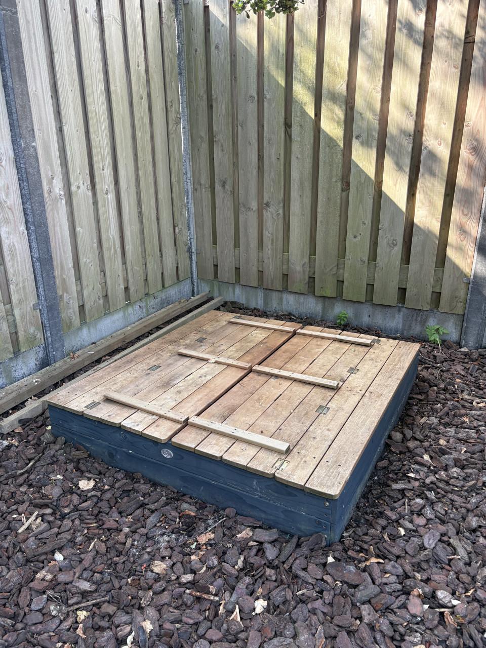 AXI Ella XL Zandbak circa120 x 120 cm met bankjes