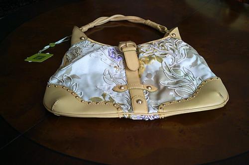 NIEUWE geborduurde OILILY handtas in zachte kleuren . . .