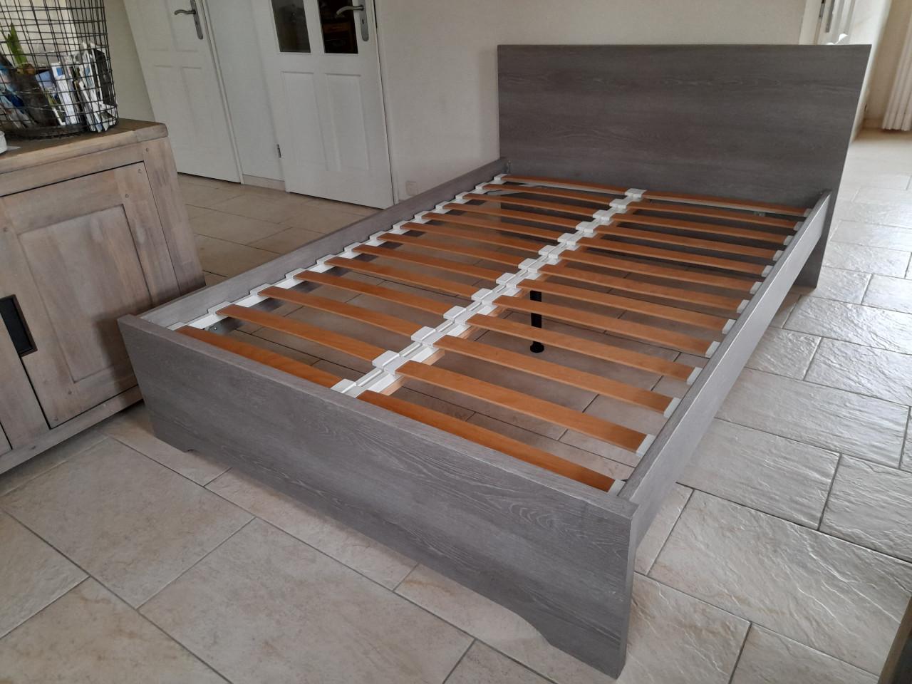 140 x 200  bed (in goede nette staat )