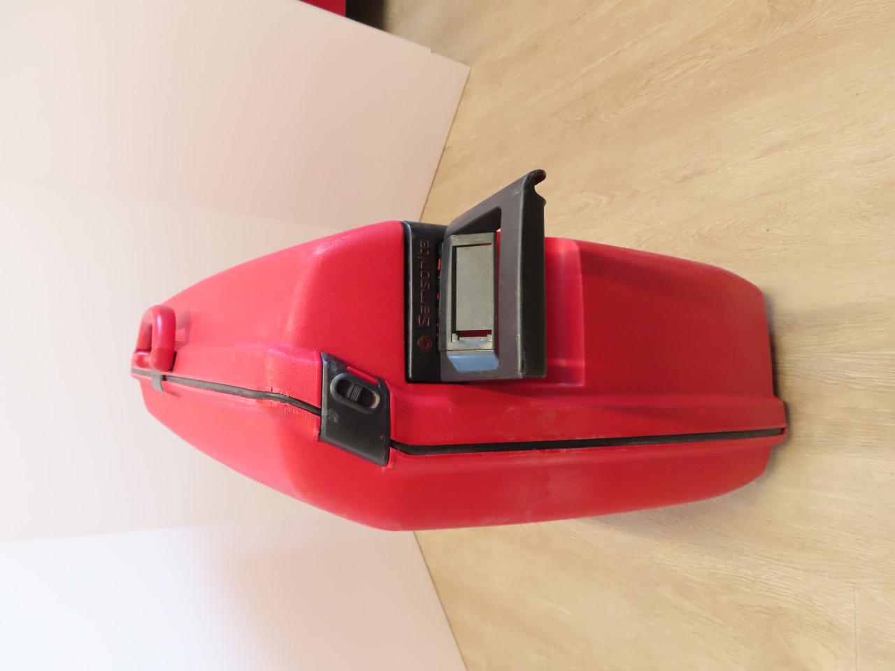 Samsonite koffer €.25,00 Kleur: Rood Lang 73 cm. Hoog: 60 cm Breed: 23 cm.