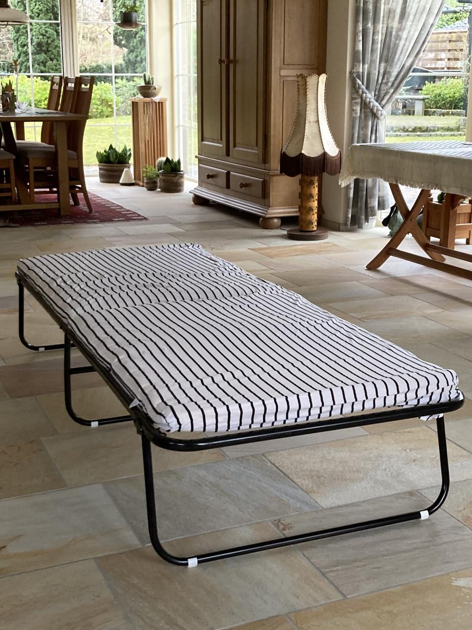 2 inklapbare logeerbedden.