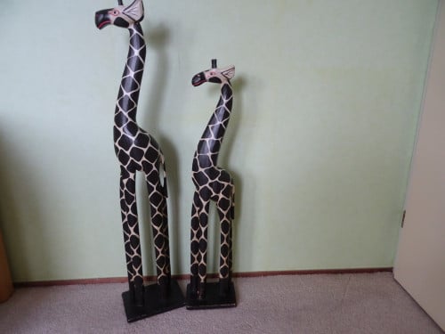 Twee giraffes van hout. Hoogte 98 cm.  Hoogte 80 cm.