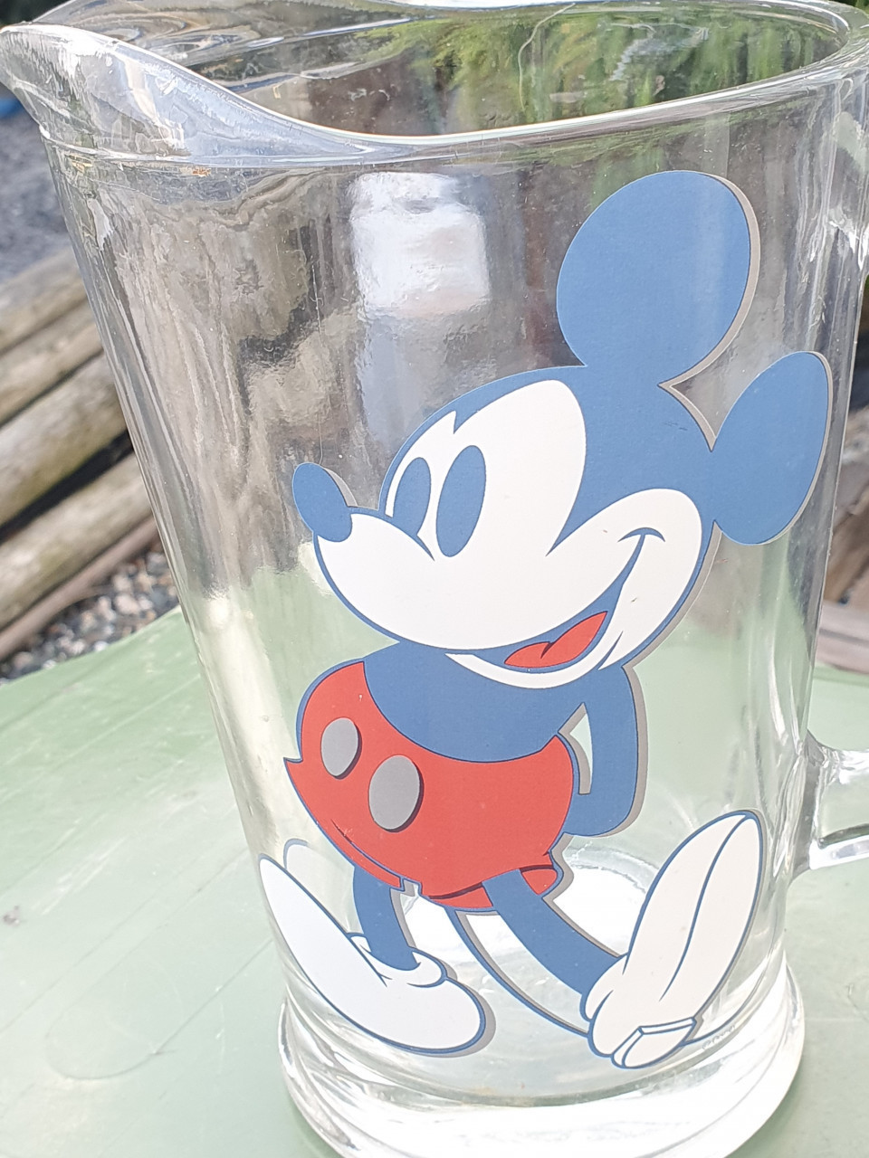 Prachtige dikke glazen waterkan, schenkkan Mickey Mouse, jaren 70