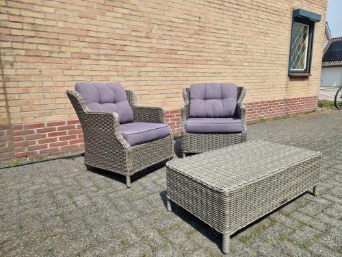 2 fauteuils + tafel