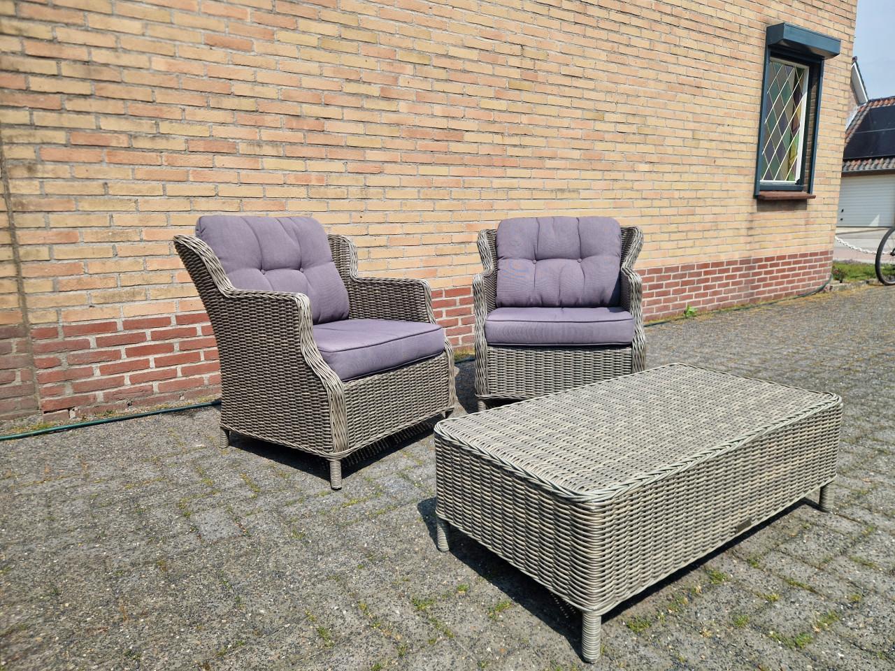 2 fauteuils + tafel