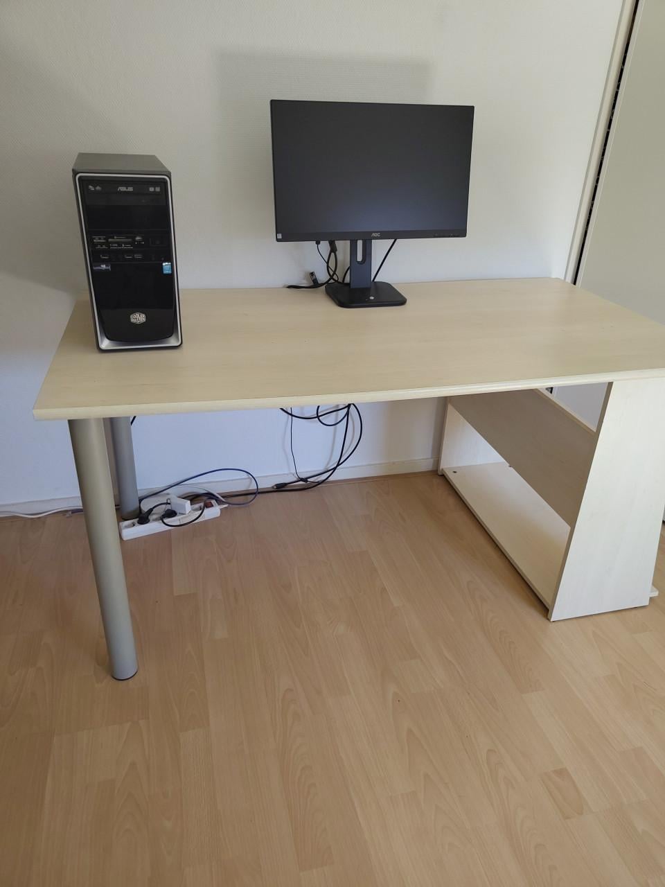 Bank, eetkamerstoelen en buro