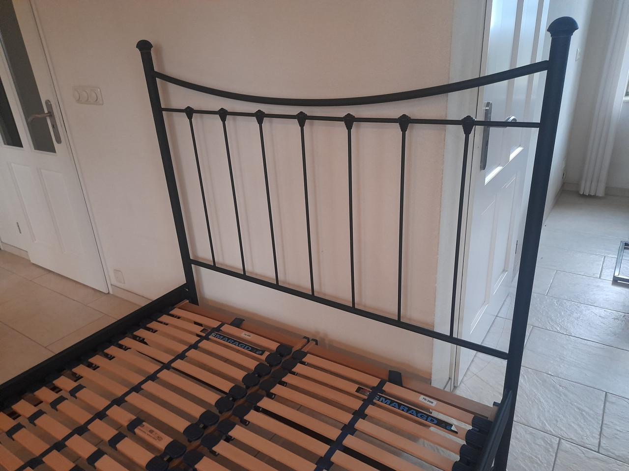 Zwart metalen bed 140 x 200 (in goede staat )